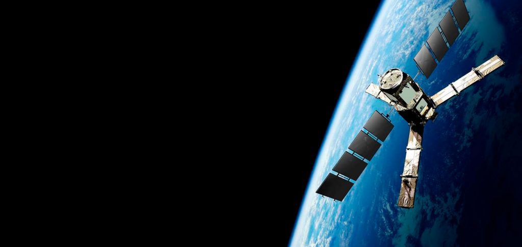Imagem de um satélite em órbita com a terra, fazendo referência ao monitoramento por imagens de satélites